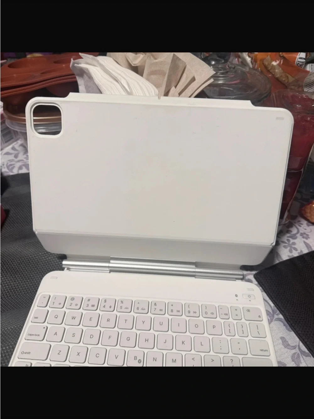 ESR Magic Keyboard for iPad